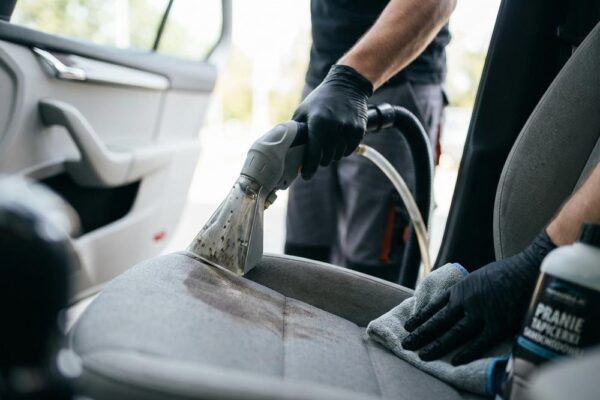 Pranie tapicerki samochodowej i czyszczenie wnętrza auta w myjni ręcznej